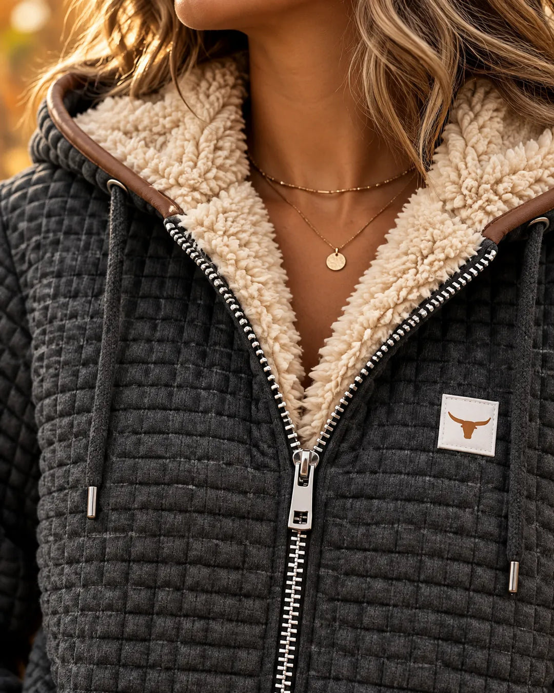 Beth | Veste matelassée à capuche, fermeture éclair et doublure effet peau lainée