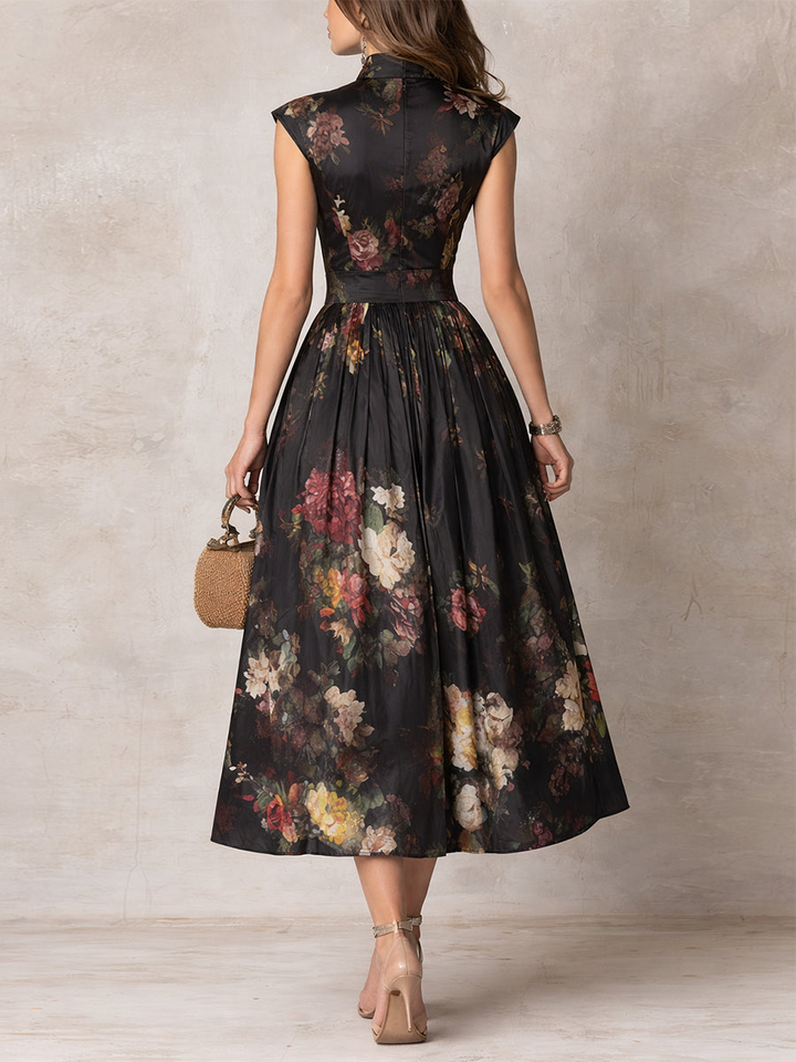 Violette | Robe midi en satin plissé noir à imprimé floral et encolure goutte d'eau