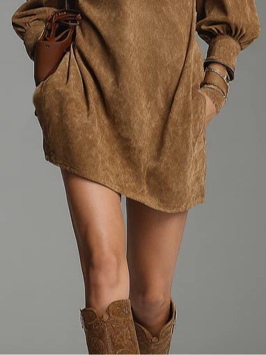 Pierrette | Mini-robe ample marron en daim avec fermeture éclair et col montant