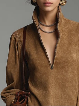 Pierrette | Mini-robe ample marron en daim avec fermeture éclair et col montant