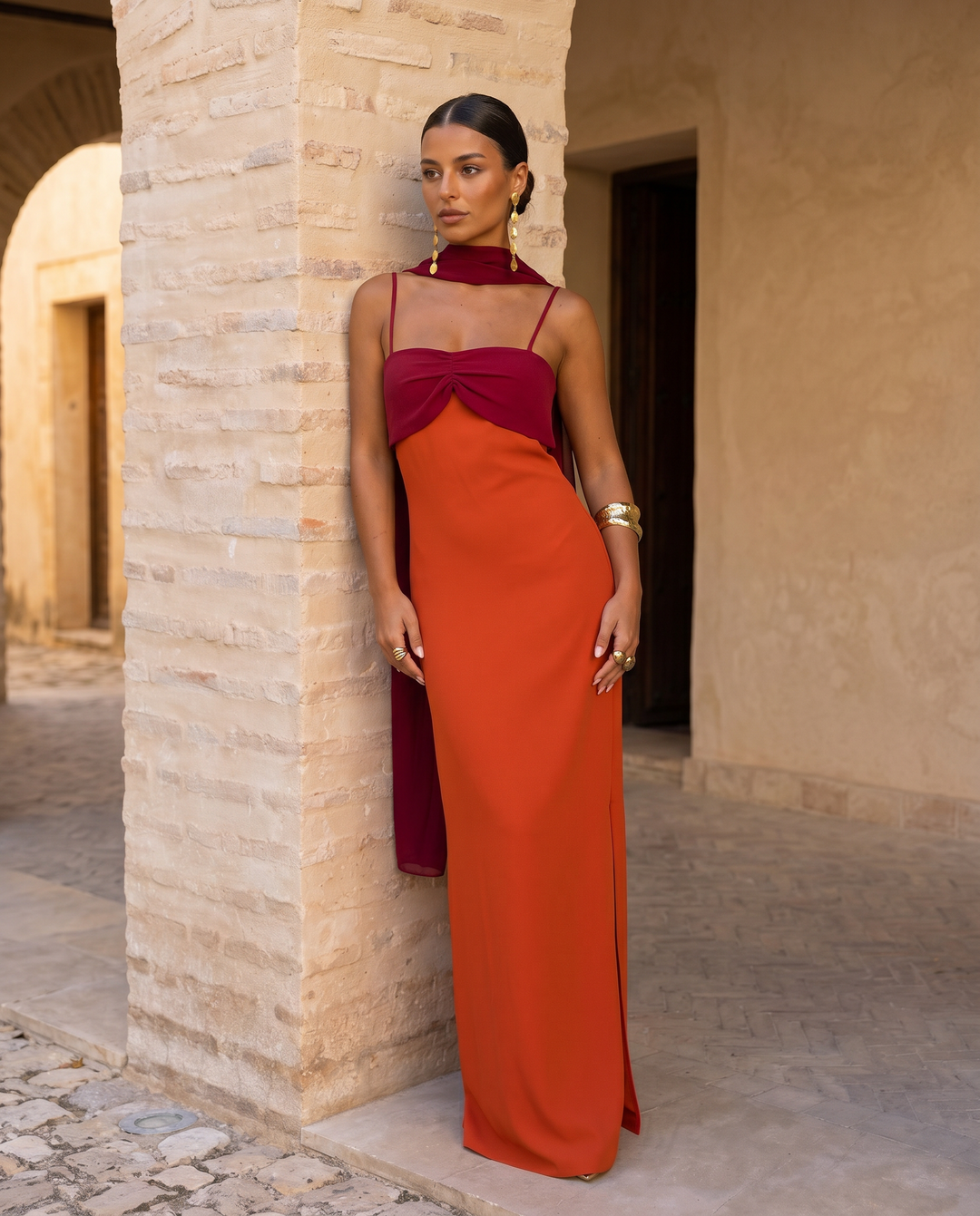 Marguerite | Robe orange avec décolleté rouge