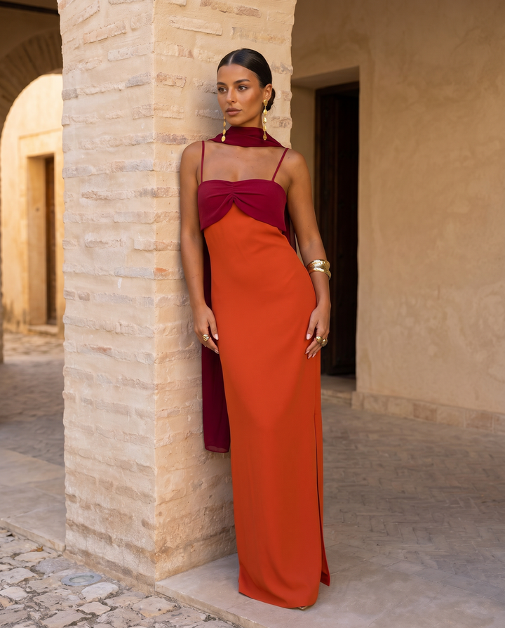 Marguerite | Robe orange avec décolleté rouge
