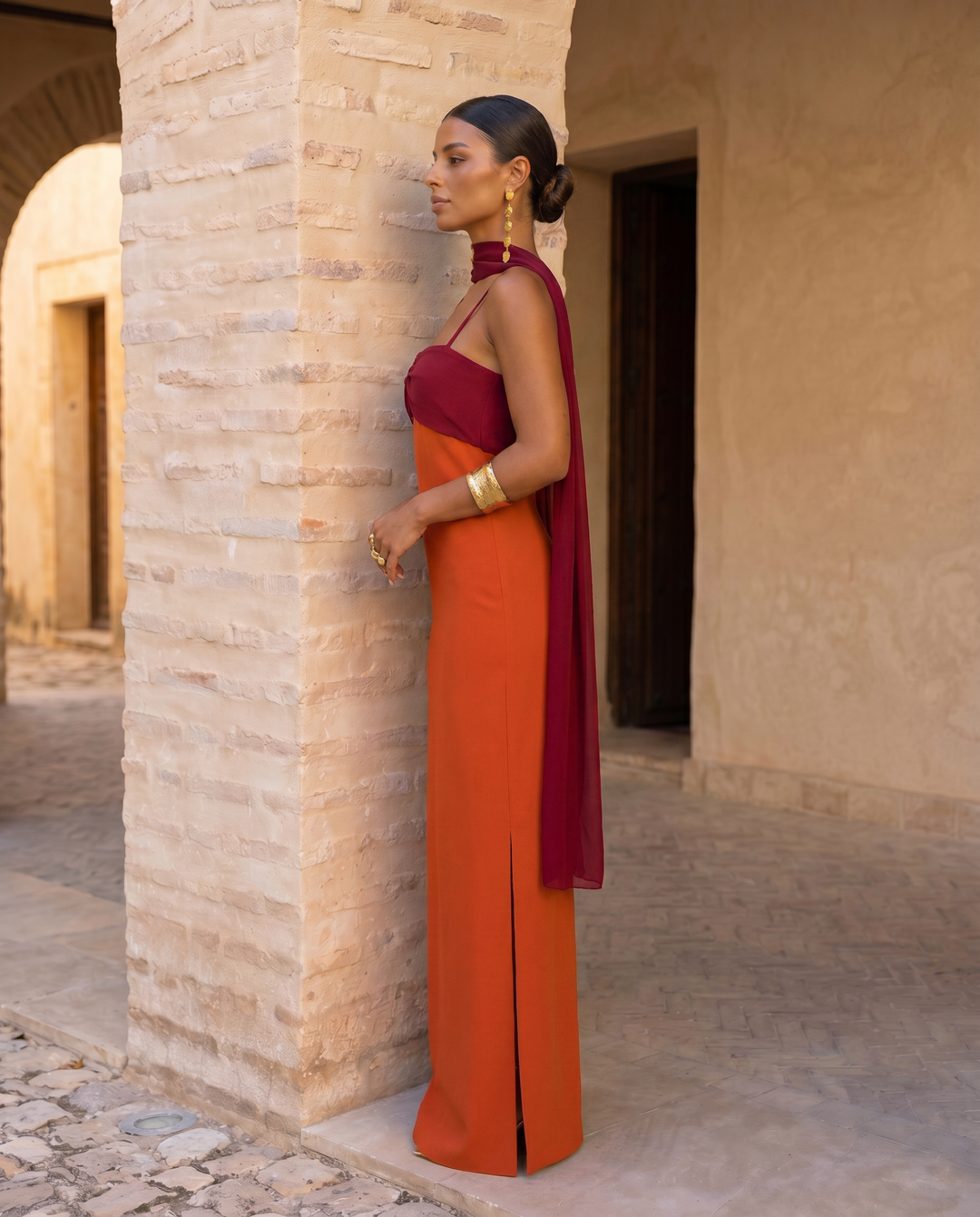 Marguerite | Robe orange avec décolleté rouge