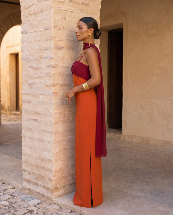 Marguerite | Robe orange avec décolleté rouge