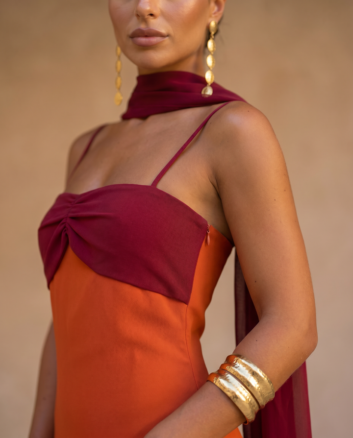 Marguerite | Robe orange avec décolleté rouge
